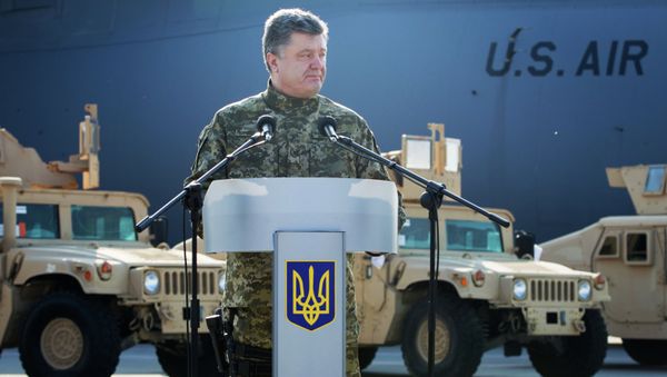 Ukrainian president Poroshenko receives the first US aircraft with armored vehicles - Sputnik International