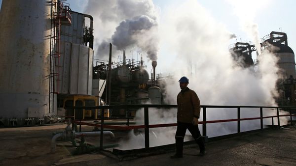 An Iranian oil worker walks in Tehran's oil refinery south of the capital Tehran, Iran, Monday, Dec. 22, 2014 An Iranian oil worker walks in Tehran's oil refinery south of the capital Tehran, Iran, Monday, Dec. 22, 2014 - Sputnik International