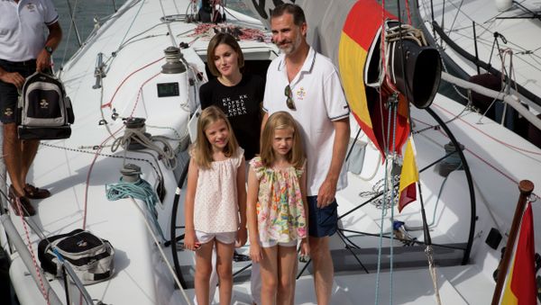 Spain's king Felipe (R), his wife Letizia (top L) and their daughters Leonor (bottom R) and Sofia pose on board of Aifos sailboat at the Royal Sailing Club before the start of the last day comptetition of Copa del Rey (King's Cup) regatta, in Palma de Mallorca on August 8, 2015 - Sputnik International