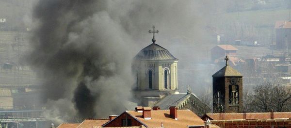 Smoke billows from Serbian Orthodox Church which was set ablaze by ethnic Albanian extremists in the northern Kosovo city of Kosovska Mitrovica, Thursday, March 18, 2004 Smoke billows from Serbian Orthodox Church which was set ablaze by ethnic Albanian extremists in the northern Kosovo city of Kosovska Mitrovica, Thursday, March 18, 2004 - Sputnik International