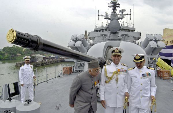 India Navy officers stand on the deck of INS Betwa in Calcutta, India, in July 2004. India Navy officers stand on the deck of INS Betwa in Calcutta, India, in July 2004. - Sputnik International