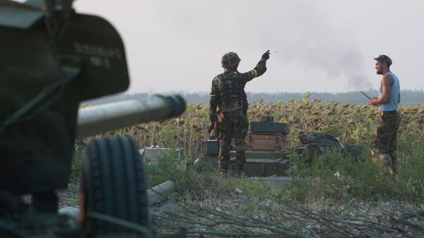 In this photo taken on Thursday, Aug. 14, 2014, a Ukrainian government soldier points on a smoke after shelling near Illovaisk, Donetsk region, eastern Ukraine - Sputnik International