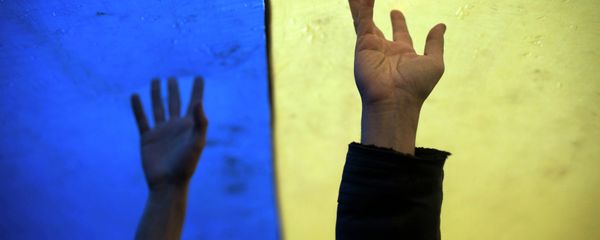 Ukrainian demonstrators carry a giant Ukrainian flag during a pro Ukrainian demonstration in Donetsk, Ukraine, Thursday, April 17, 2014. - Sputnik International