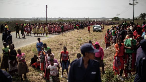 Tens of thousands of Swazi girls dance and sing as they get ready to walk to the Royal palace two days ahead of the traditional Reed Dance, on August 28, 2015 - Sputnik International