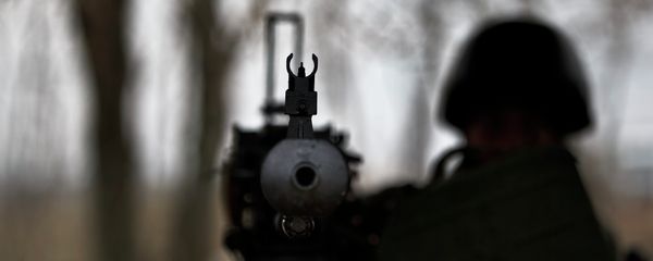 A soldier mans a heavy machine-gun position at a Ukrainian army checkpoint near Kurakhove, Ukraine, Tuesday, March 3, 2015 on a road leading to Russia-backed separatist held territory - Sputnik International