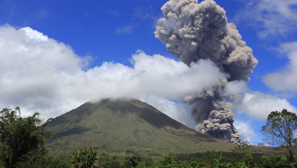 The Lokon volcano spewing hot smoke in the air. The Lokon volcano spewing hot smoke in the air. - Sputnik International