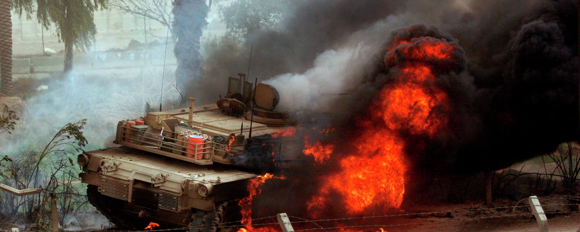 Huge flames come out of a US Abrams battle tank. Huge flames come out of a US Abrams battle tank. - Sputnik International, 1920, 04.01.2024