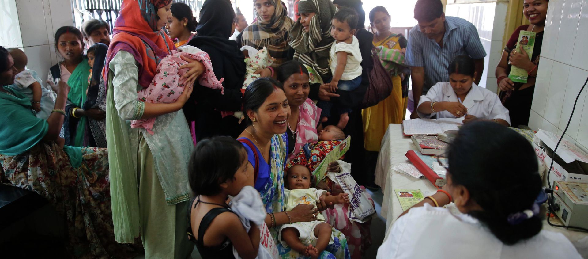 Indian women wait to get their infants immunized as part of an immunization drive at a government hospital in Allahabad, India. Indian women wait to get their infants immunized as part of an immunization drive at a government hospital in Allahabad, India. - Sputnik International, 1920, 31.08.2015
