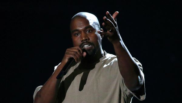 Kanye West accepts the Video Vanguard Award at the 2015 MTV Video Music Awards in Los Angeles, California, August 30, 2015 - Sputnik International