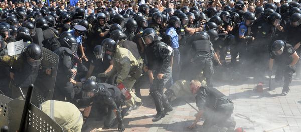 Injured police officers scream in pain as they fall, shortly after an explosion outside the parliament building in Kiev, Ukraine, August 31, 2015 - Sputnik International