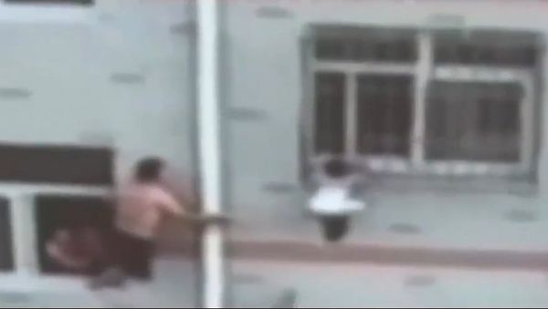 Toddler hanging by her neck four storeys up saved by man with mop in this footage - Sputnik International