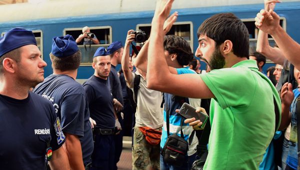 Migrants protest at the Eastern (Keleti) railway station of Budapest on September 1, 2015, during the evacuation of the railway station by local police. - Sputnik International