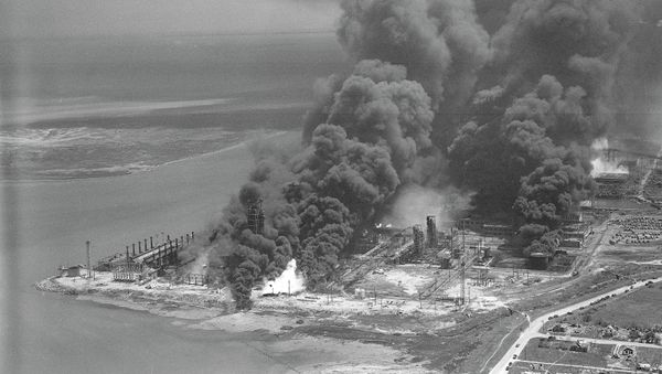 Aerial view of Texas City, Tex., April 16, 1947, after a French ship loaded with nitrate exploded in the harbor area, torching part of the city - Sputnik International