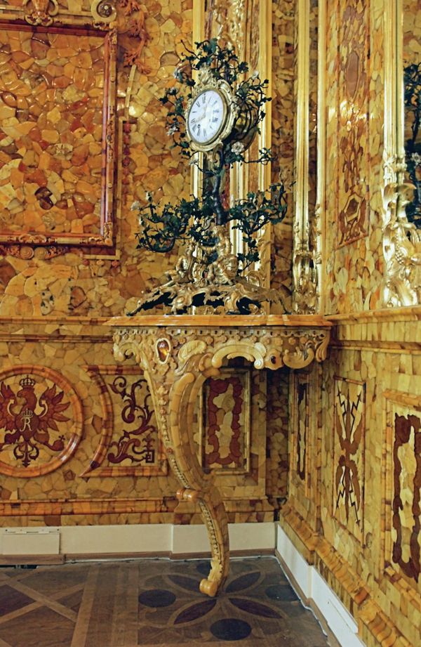 The famous Amber Room in Catherine Palace near St. Petersburg, Pushkin. Clock - Sputnik International