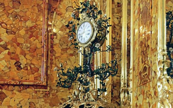 The famous Amber Room in Catherine Palace near St. Petersburg, Pushkin. Clock - Sputnik International