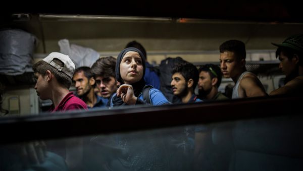 Refugees get off a train at the Macedonian station of Tabanovce, a few hundred meters away from the border with Serbia, on Friday Aug. 28, 2015. - Sputnik International