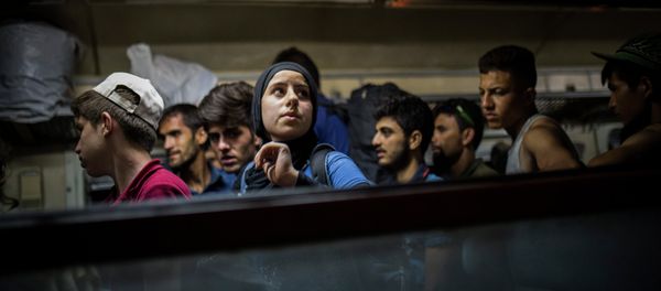 Refugees get off a train at the Macedonian station of Tabanovce, a few hundred meters away from the border with Serbia, on Friday Aug. 28, 2015. - Sputnik International