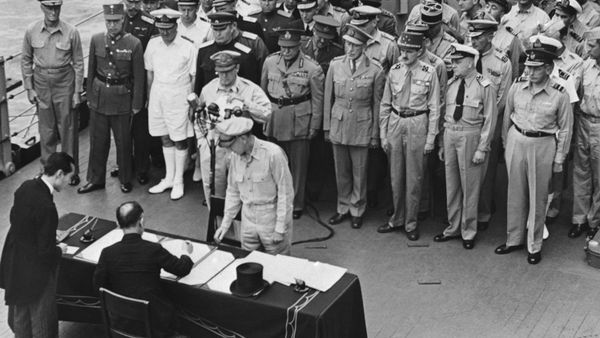 Mamoru Shigemitsu signs the unconditional surrender papers for Emperor Hirohito, thus committing Japan to accept the Potsdam Declaration. Mamoru Shigemitsu signs the unconditional surrender papers for Emperor Hirohito, thus committing Japan to accept the Potsdam Declaration. - Sputnik International