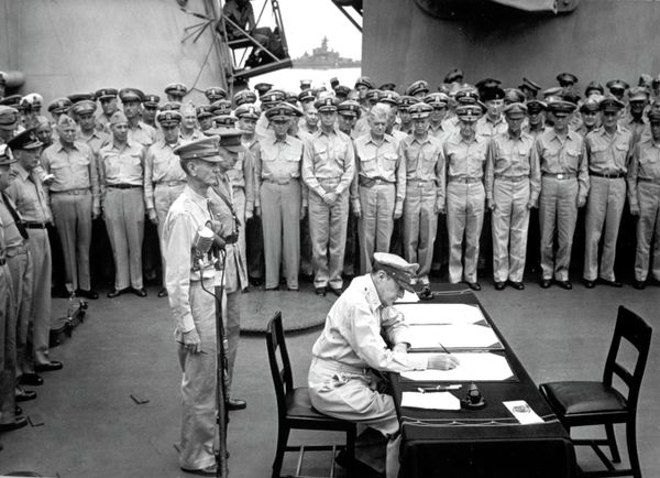 Gen. Douglas MacArthur signs the Japanese surrender documents, September 2, 1945, aboard the USS Missouri in Tokyo Bay. Gen. Douglas MacArthur signs the Japanese surrender documents, September 2, 1945, aboard the USS Missouri in Tokyo Bay. - Sputnik International