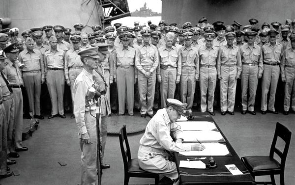 Gen. Douglas MacArthur signs the Japanese surrender documents, September 2, 1945, aboard the USS Missouri in Tokyo Bay. Gen. Douglas MacArthur signs the Japanese surrender documents, September 2, 1945, aboard the USS Missouri in Tokyo Bay. - Sputnik International