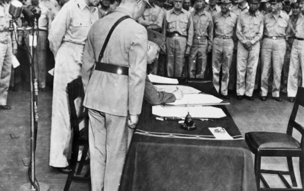 General Hsu Yung-Chang, representing Republic of China, signs the instrument of surrender. General Hsu Yung-Chang, representing Republic of China, signs the instrument of surrender. - Sputnik International