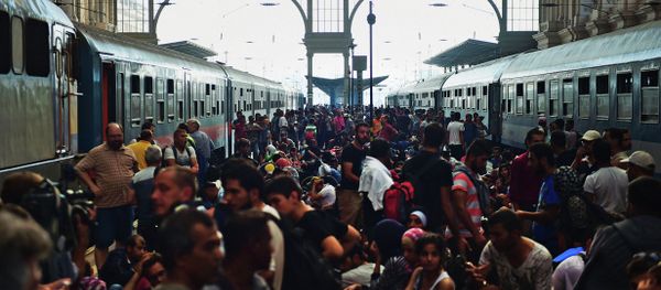 Migrants and refugees crowd the platforms at the Keleti (eastern) railway station in Budapest on September 1, 2015. - Sputnik International