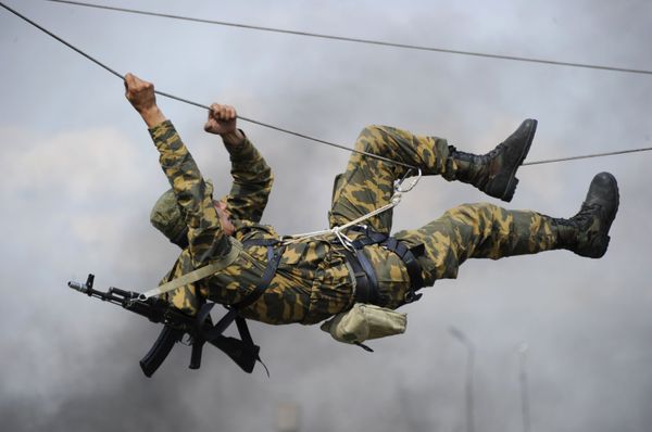 Soldier of the 22nd Independent Guards Special Forces Brigade navigates obstacle course - Sputnik International