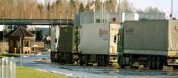 Trucks wait at the border crossing of Terehova in Latvia to enter Russia Trucks wait at the border crossing of Terehova in Latvia to enter Russia - Sputnik International