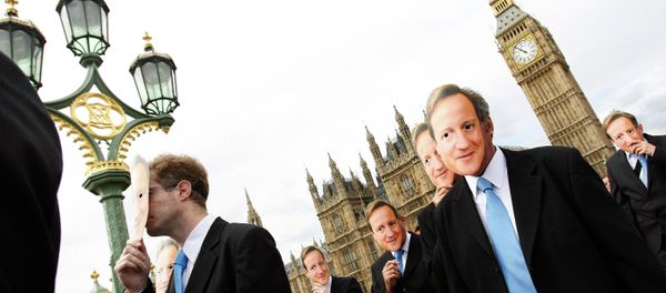 Men wearing face masks of British Prime Minister David Cameron Men wearing face masks of British Prime Minister David Cameron - Sputnik International