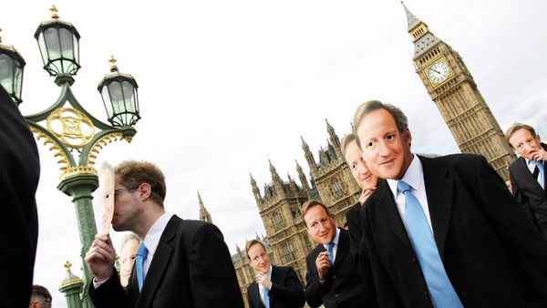 Men wearing face masks of British Prime Minister David Cameron Men wearing face masks of British Prime Minister David Cameron - Sputnik International