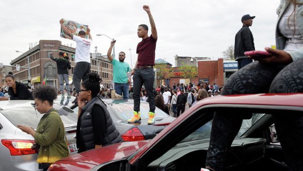 Baltimore police has ordered demonstrators gathering amid hearings in the Freddie Gray case to disperse or be arrested, US civil rights activist DeRay Mckesson said in a Twitter message on Wednesday - Sputnik International