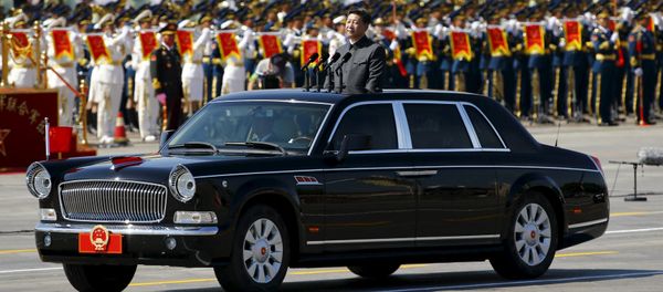 Chinese President Xi Jinping stands in a car on his way to review the army as military band members play next to him, at the beginning of the military parade marking the 70th anniversary of the end of World War Two, in Beijing, China, September 3, 2015 - Sputnik International