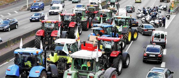 French farmers converge on Paris, driving their tractors on the motorway, outside Paris, France, September 3, 2015 French farmers converge on Paris, driving their tractors on the motorway, outside Paris, France, September 3, 2015 - Sputnik International