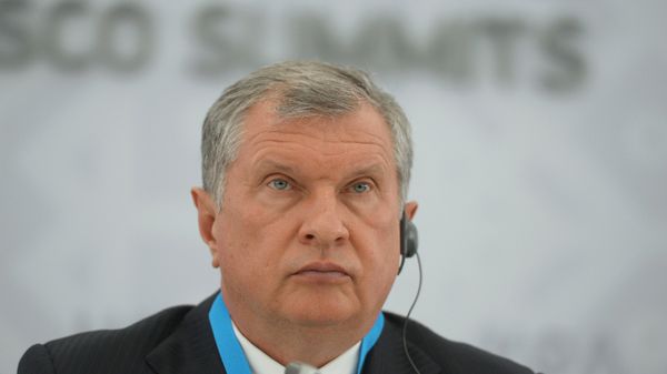 President and Chairman of the Board of JSC Rosneft Igor Sechin at a briefing on signing a long-term contract for oil deliveries between Rosneft and Essar oil LTD President and Chairman of the Board of JSC Rosneft Igor Sechin at a briefing on signing a long-term contract for oil deliveries between Rosneft and Essar oil LTD - Sputnik International