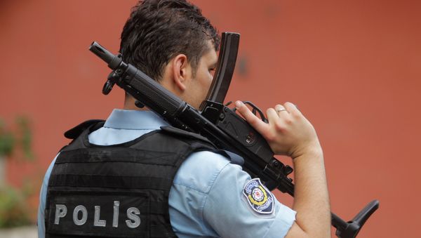 An armed Turkish police officer secures a road leading to the U.S. Consulate building in Istanbul, Monday, Aug. 10, 2015 - Sputnik International