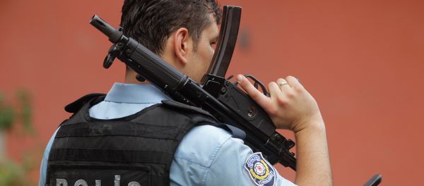 An armed Turkish police officer secures a road leading to the U.S. Consulate building in Istanbul, Monday, Aug. 10, 2015 An armed Turkish police officer secures a road leading to the U.S. Consulate building in Istanbul, Monday, Aug. 10, 2015 - Sputnik International