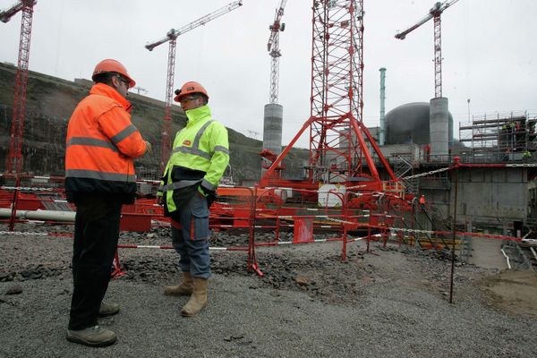 Workers are seen on a construction site of France's first new generation nuclear reactor in Flamanville, northwestern France, Friday, Feb. 6, 2009. The new so-called European Pressurized Reactors (EPR) plant on the Normandy coast, will be operational in 2012. - Sputnik International