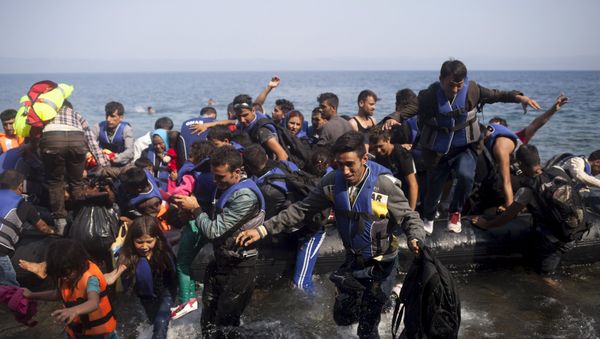 Syrian refugees jump off a dinghy as they arrive on the Greek island of Lesbos September 3, 2015 Syrian refugees jump off a dinghy as they arrive on the Greek island of Lesbos September 3, 2015 - Sputnik International