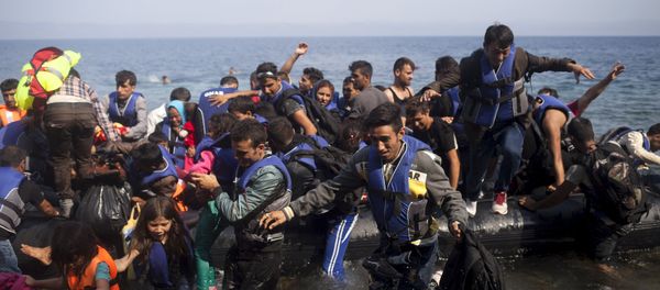Syrian refugees jump off a dinghy as they arrive on the Greek island of Lesbos September 3, 2015 - Sputnik International