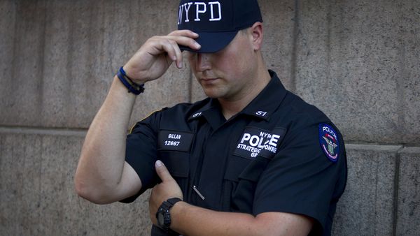 A police officer guards the perimeter outside the scene of a shooting scene at a federal building in the Manhattan borough of New York, August 21, 2015 - Sputnik International
