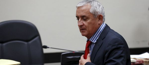Guatemala's President Otto Perez Molina enters the courtroom after a break at the Supreme Court of Justice in Guatemala City, September 3, 2015 Guatemala's President Otto Perez Molina enters the courtroom after a break at the Supreme Court of Justice in Guatemala City, September 3, 2015 - Sputnik International
