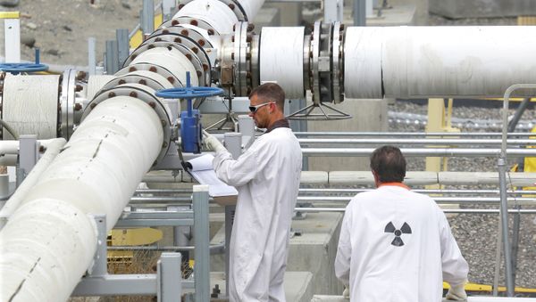 FILE - In this July 9, 2014, file photo, workers wearing protective clothing and footwear inspect a valve at the C tank farm during a media tour of the Hanford Nuclear Reservation Wednesday, July 9, 2014 near Richland, Wash - Sputnik International