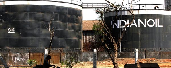 A cyclist walks past an Indian Oil company in Mumbai, India, (File) - Sputnik International
