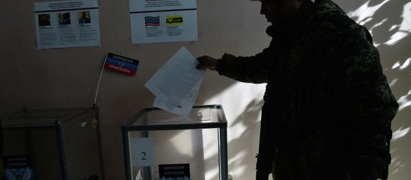 Members of the self-defense forces cast their votes at Polling Station No. 127 during the elections for the leader and the People's Council of the Donetsk People's Republic. - Sputnik International