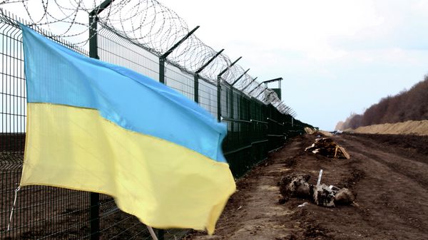 In this photo taken on Saturday, April 18, 2015, a Ukrainian national flag is attached to the fence on the Ukrainian-Russian border near Hoptivka, Kharkiv region, eastern Ukraine In this photo taken on Saturday, April 18, 2015, a Ukrainian national flag is attached to the fence on the Ukrainian-Russian border near Hoptivka, Kharkiv region, eastern Ukraine - Sputnik International