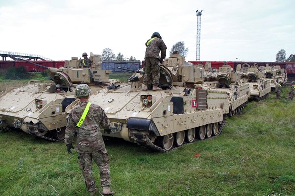 Members of the US Army 1st Brigade, 1st Cavalry Division, unload Bradley Fighting Vehicles at the railway station near the Rukla military base in Lithuania, on October 4, 2014 - Sputnik International