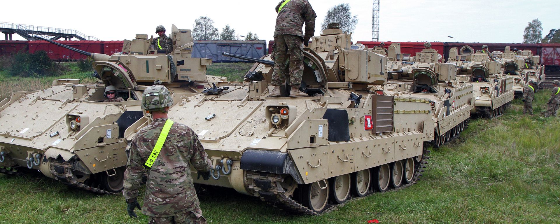 Members of the US Army 1st Brigade, 1st Cavalry Division, unload Bradley Fighting Vehicles at the railway station near the Rukla military base in Lithuania, on October 4, 2014 - Sputnik International, 1920, 27.06.2023