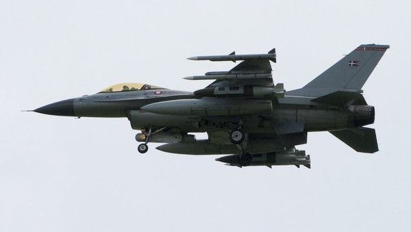 One of the six Danish F16 fighter jets based in Italian military airport of Sigonella, southern Italy, lands at the base after a mission of the international air campaign against Moamer Kadhafi's forces - Sputnik International