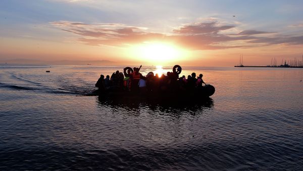 Syrian migrants arrive on an overcrowded dinghy to the coast of the southeastern Greek island of Kos from Turkey, on August 15, 2015 - Sputnik International