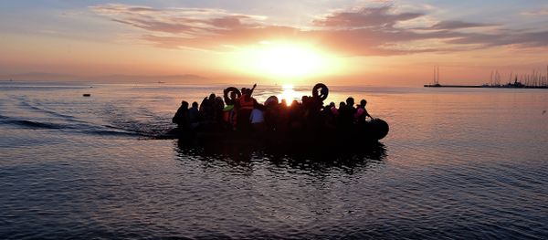 Syrian migrants arrive on an overcrowded dinghy to the coast of the southeastern Greek island of Kos from Turkey, on August 15, 2015 - Sputnik International